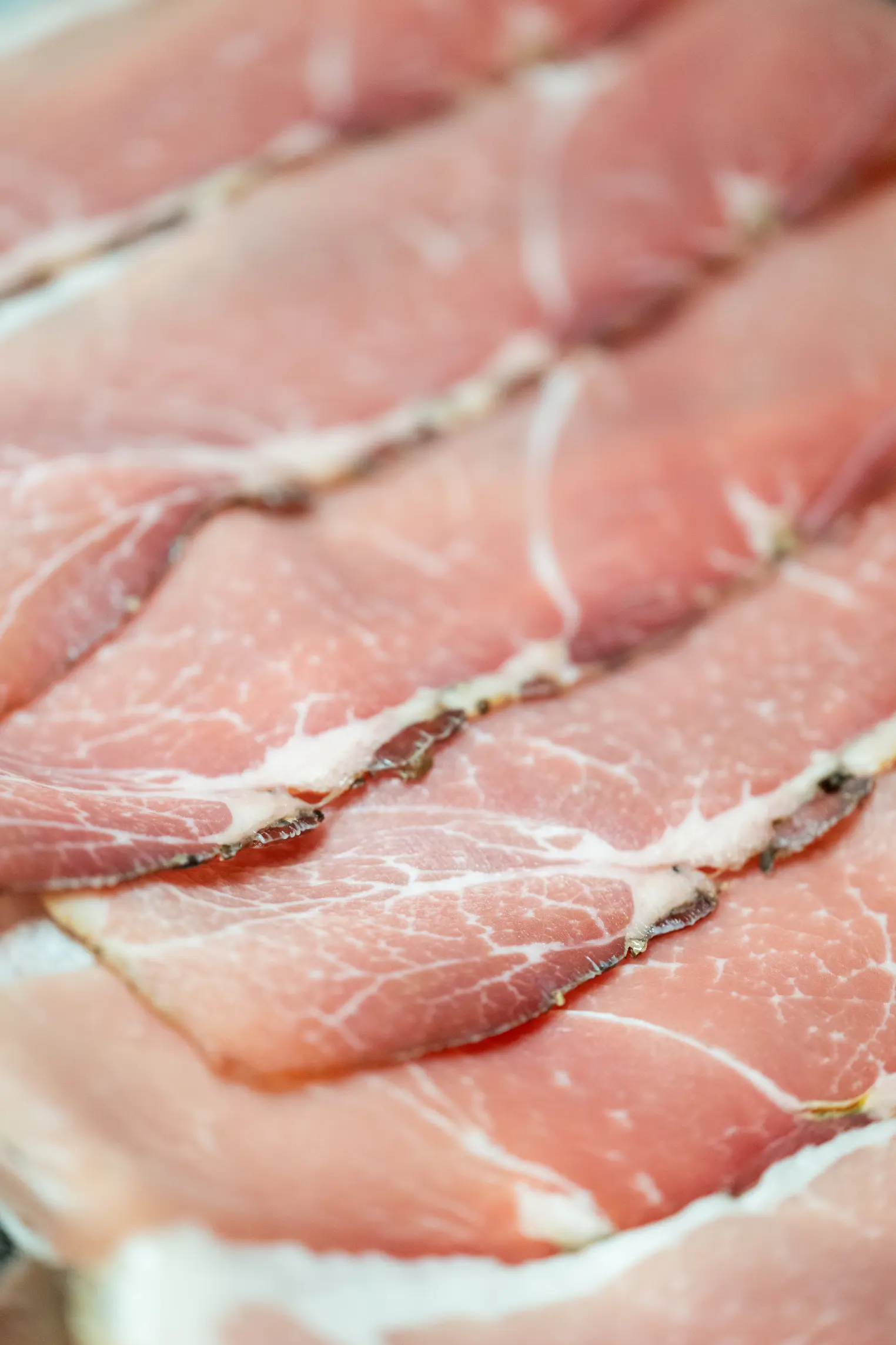 Charcuterie italienne finement tranchée au Casa Leya