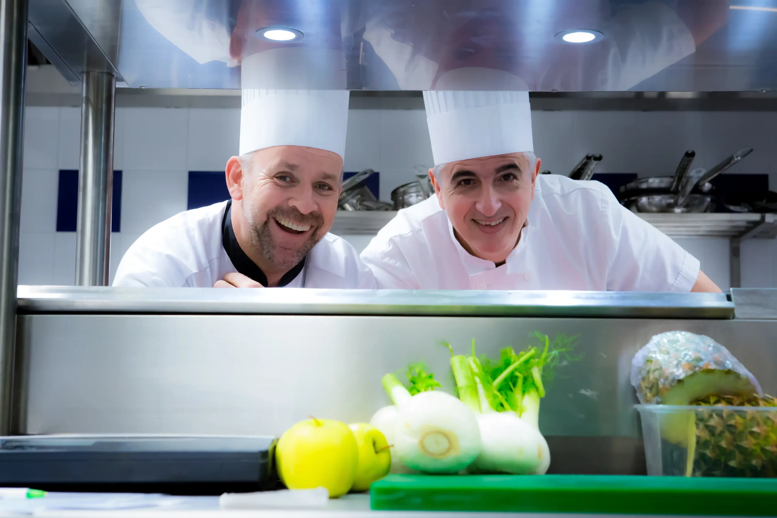 Gli chef del Casa Leya al passe della cucina