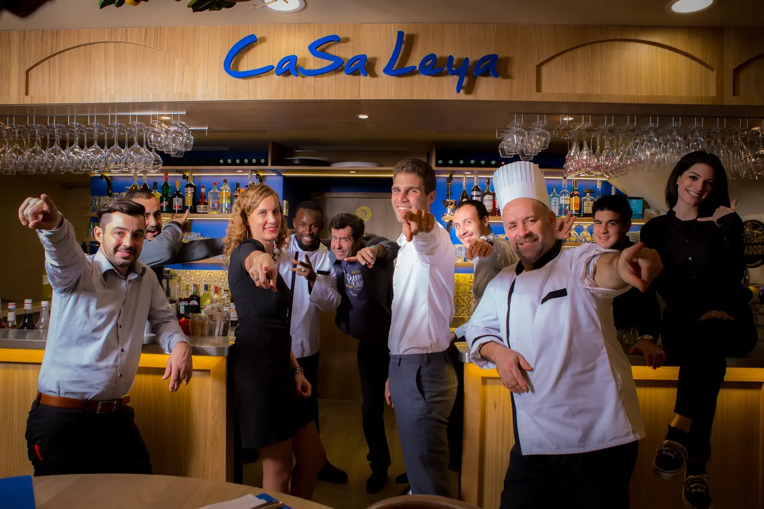 Il team del Casa Leya riunito davanti al bar e all’insegna del ristorante