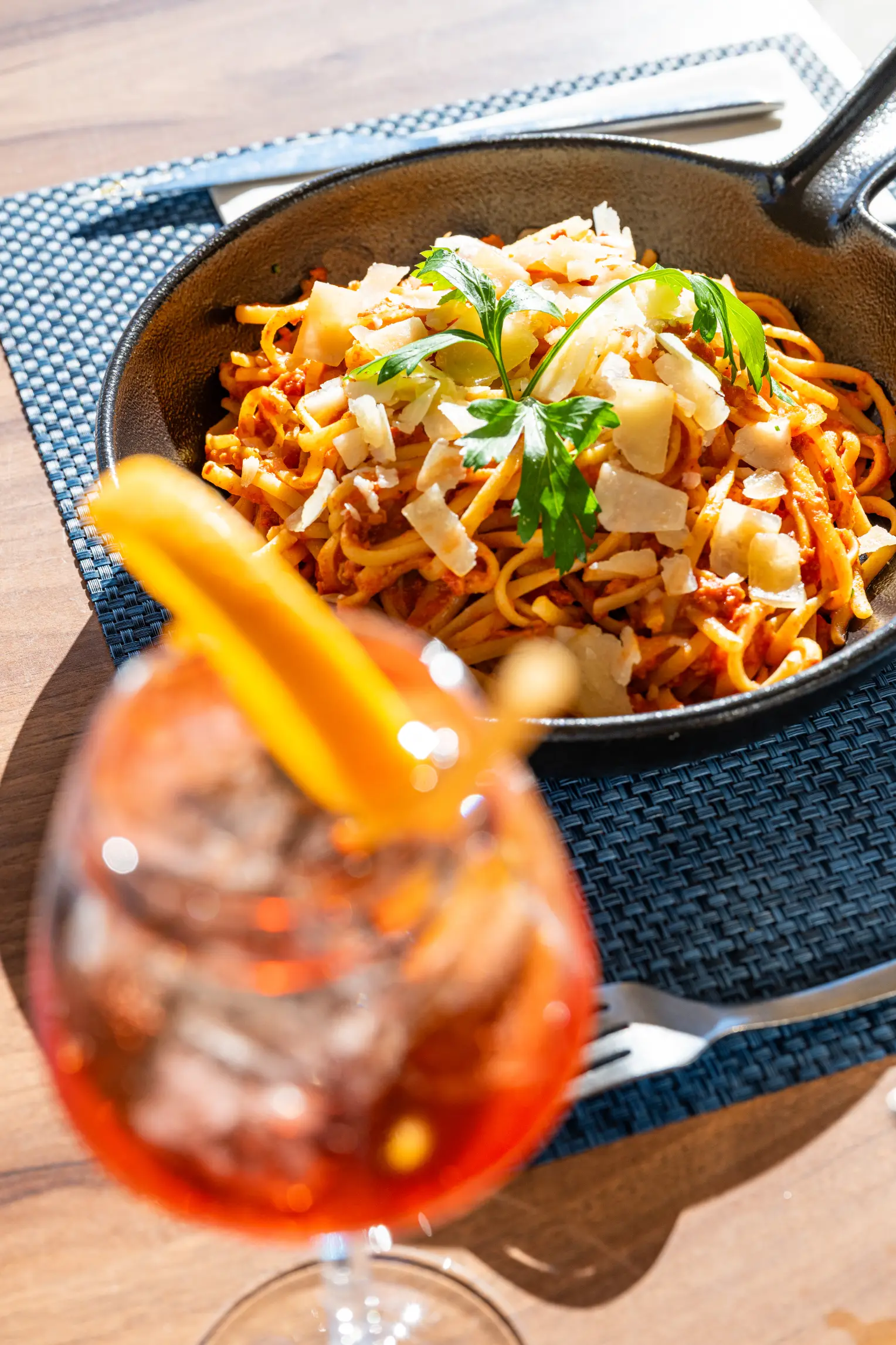 Linguine à la bolognaise servies en poêle avec un spritz