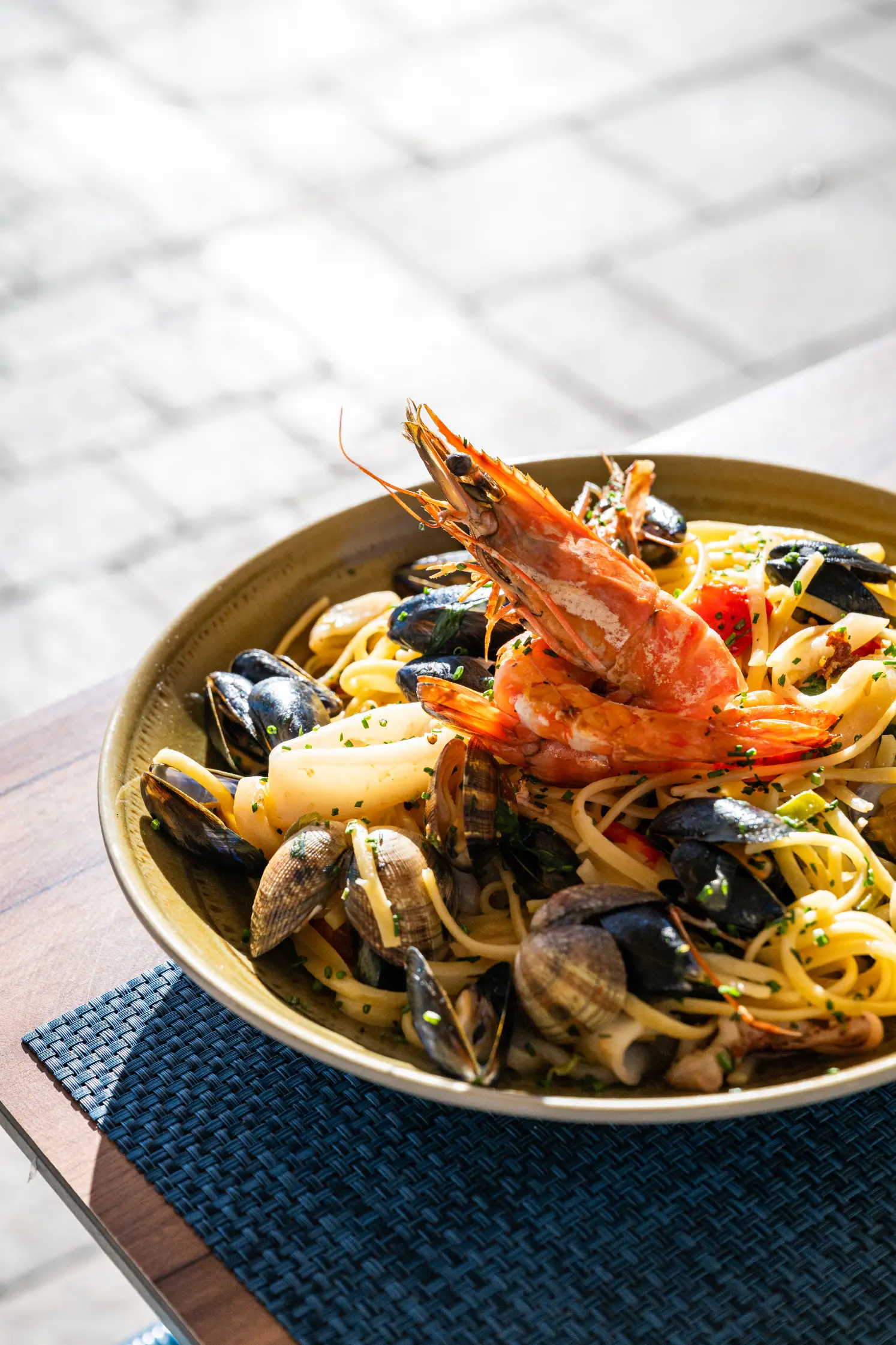 Linguine aux fruits de mer : gambas, moules, palourdes et calamar