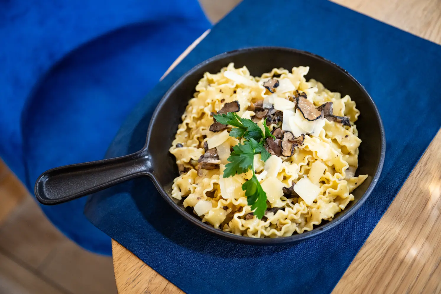Mafaldine à la crème de truffe servies en poêle au Casa Leya