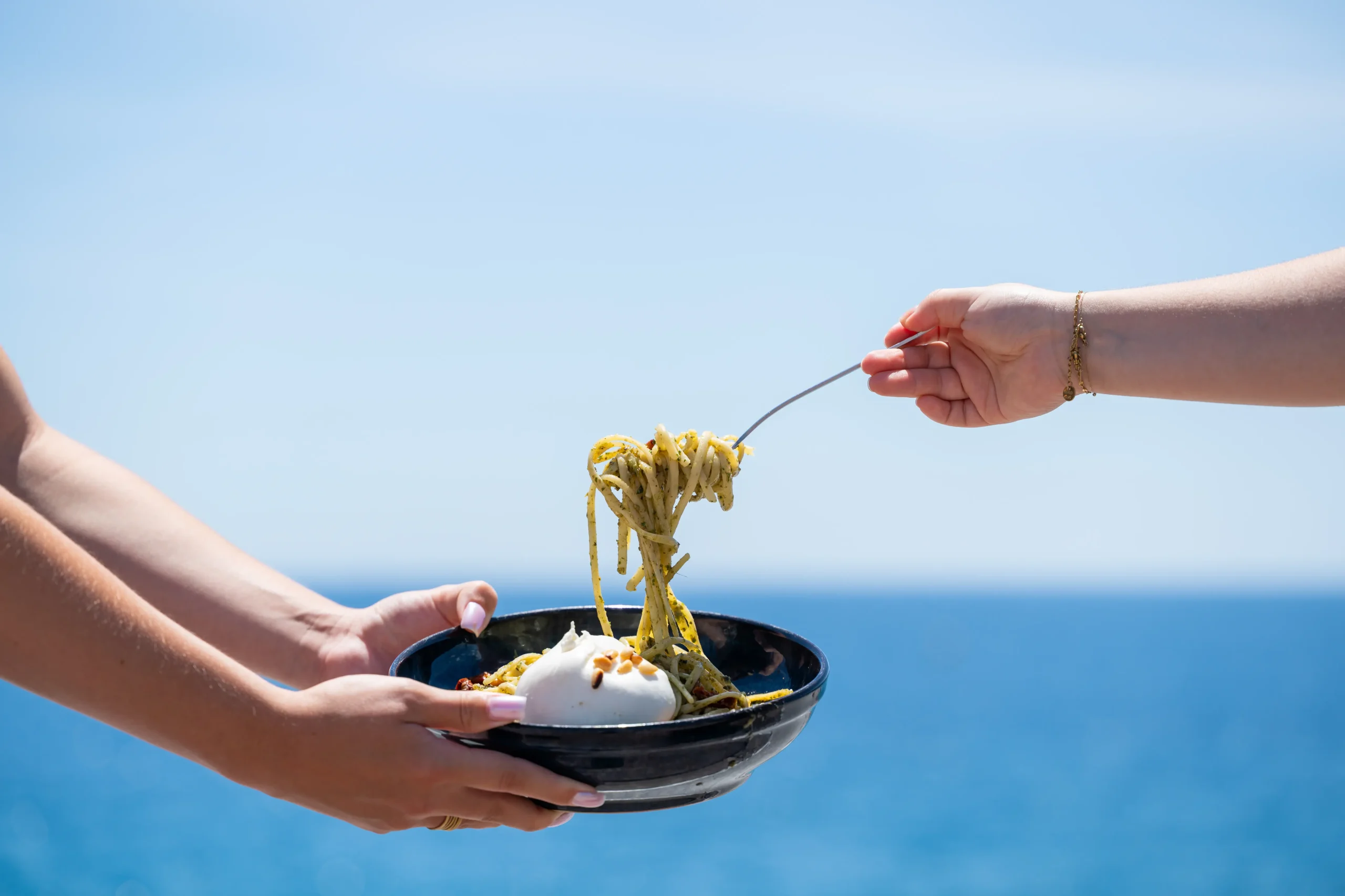 Pâtes au pesto et burrata présentées face à la Méditerranée, Casa Leya Nice