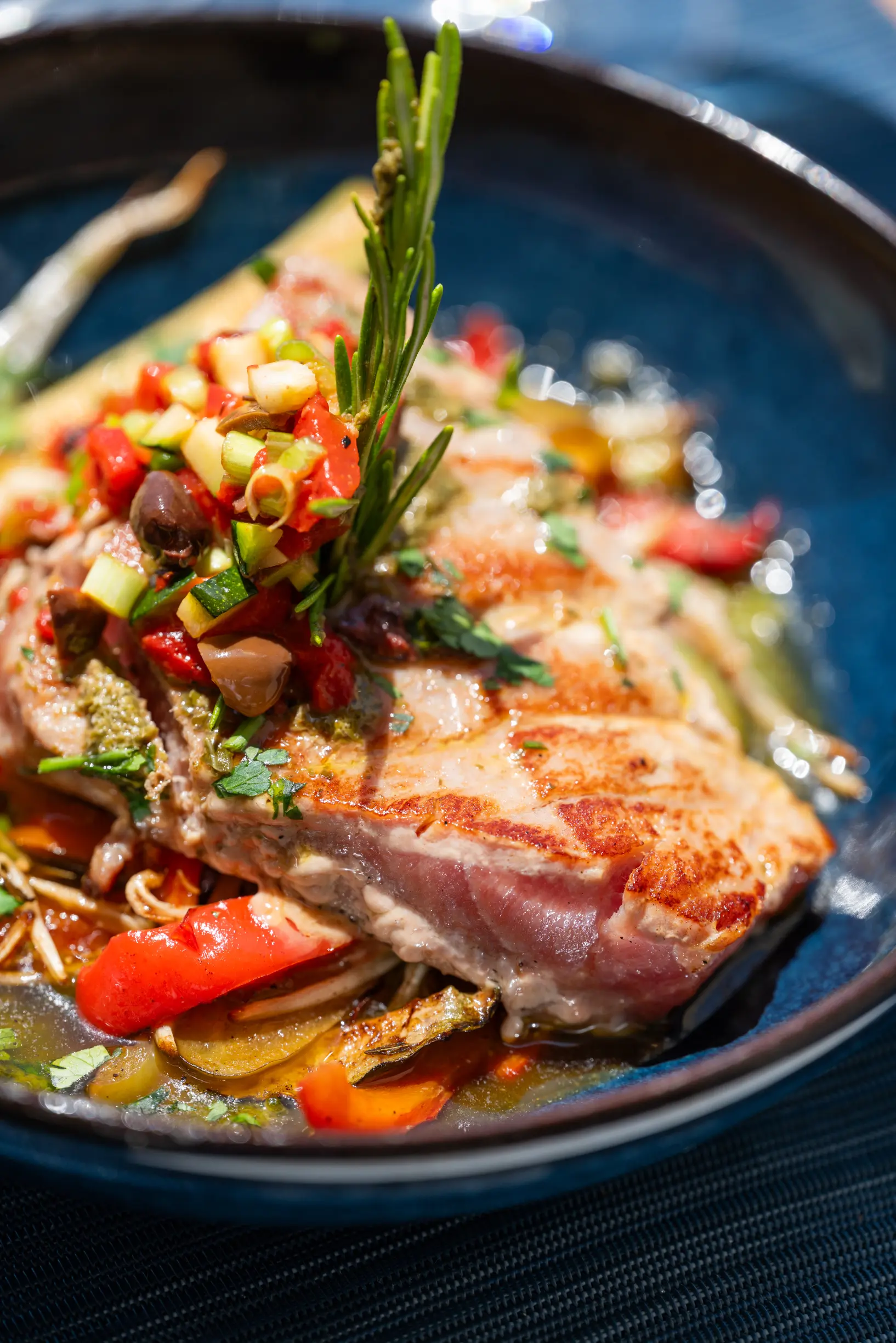 Pavé de thon mi-cuit et ses légumes croquants, sauce vierge