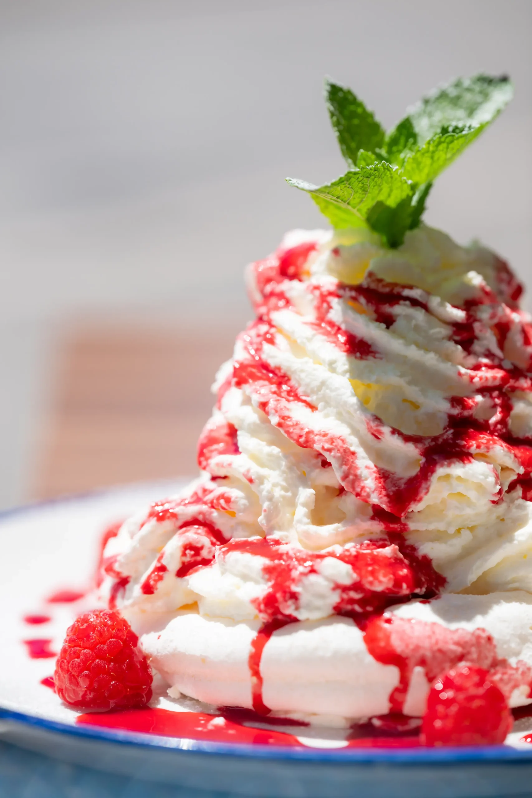 Pavlova aux framboises et chantilly maison du Casa Leya