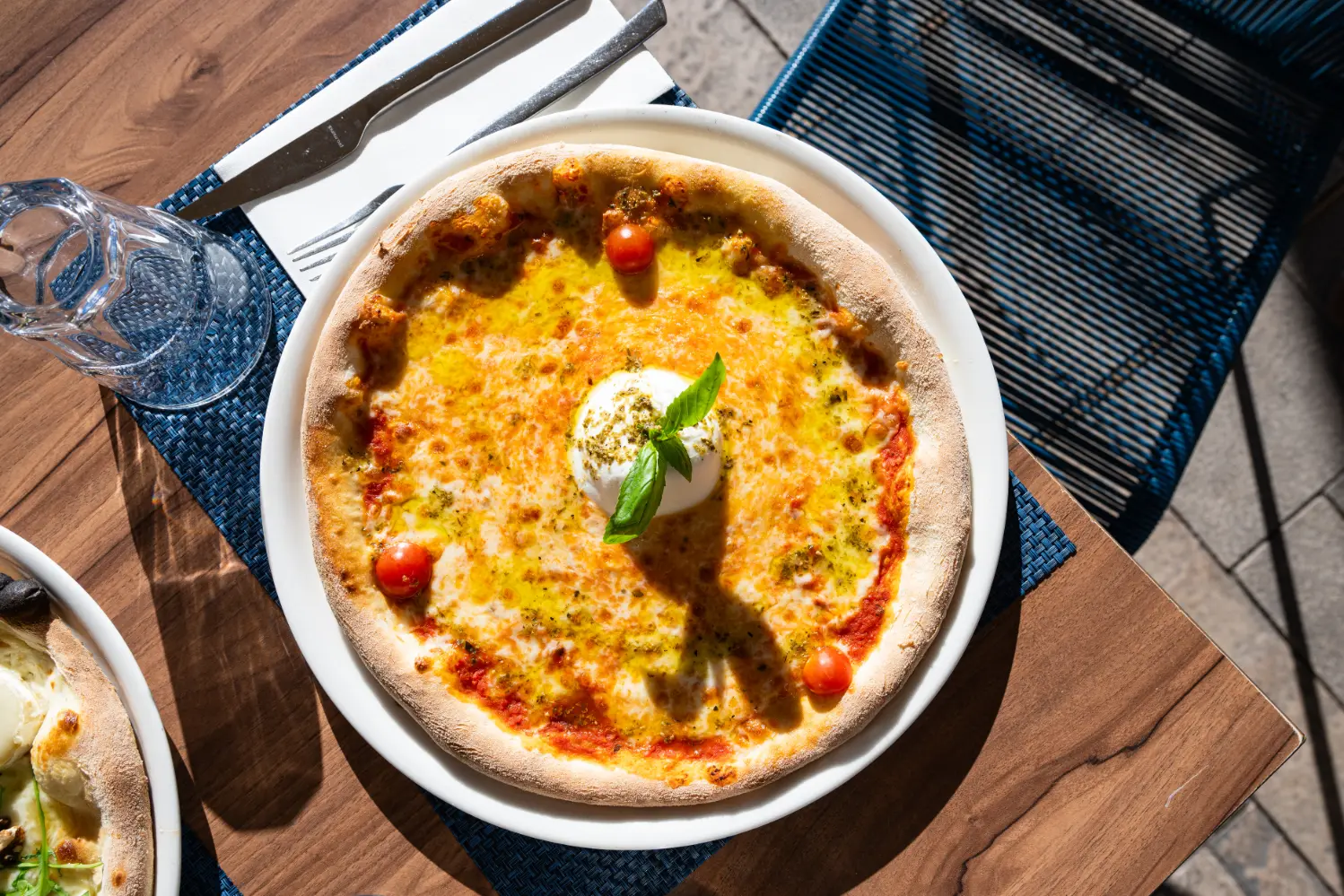Pizza margherita couronnée de burrata et basilic frais, Casa Leya