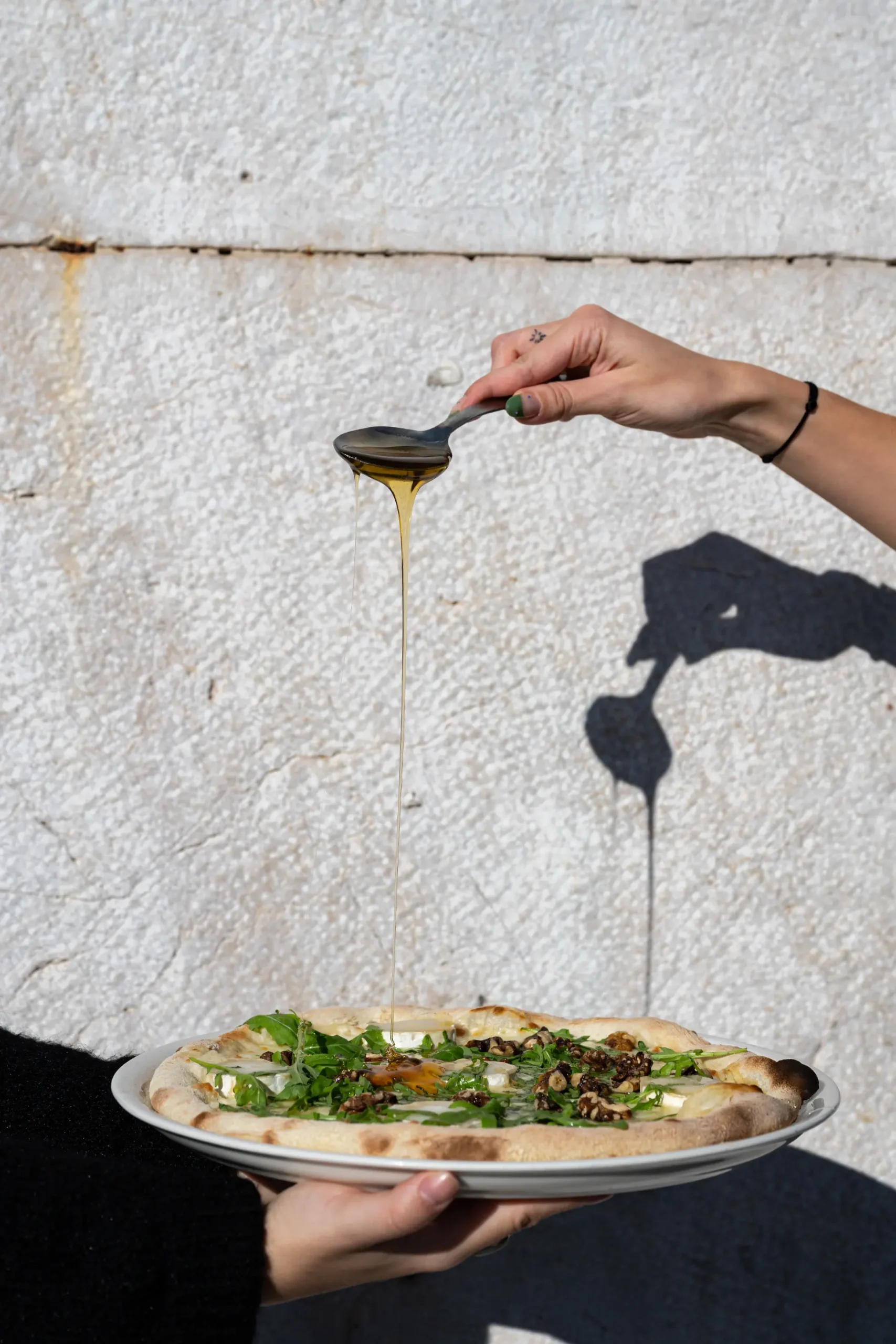 Pizza Mielleuse au chèvre et aux noix, nappée d’un filet de miel