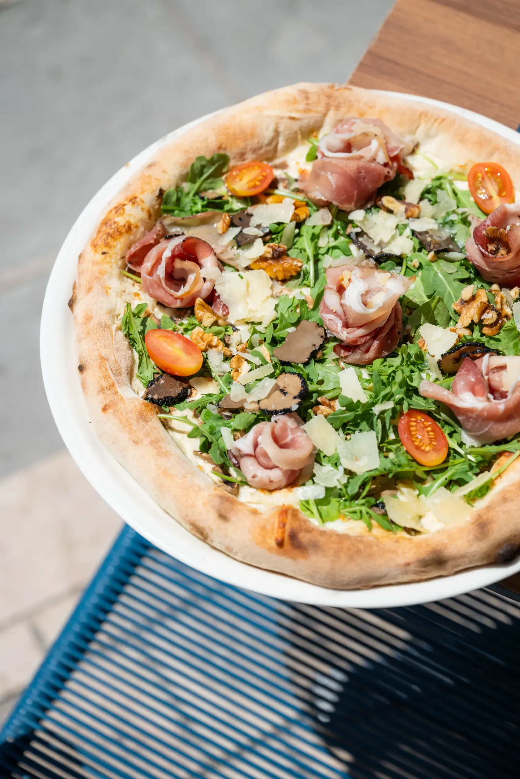Pizza au jambon de Parme, roquette et truffe d’été du Casa Leya