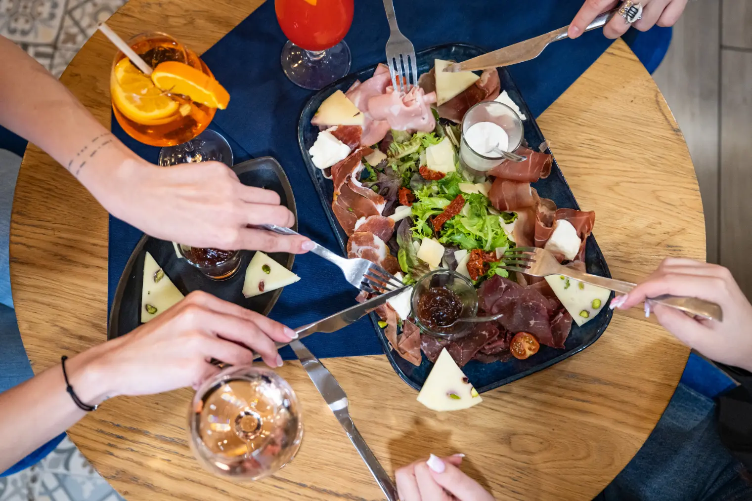 Planche d’antipasti partagée entre convives au Casa Leya