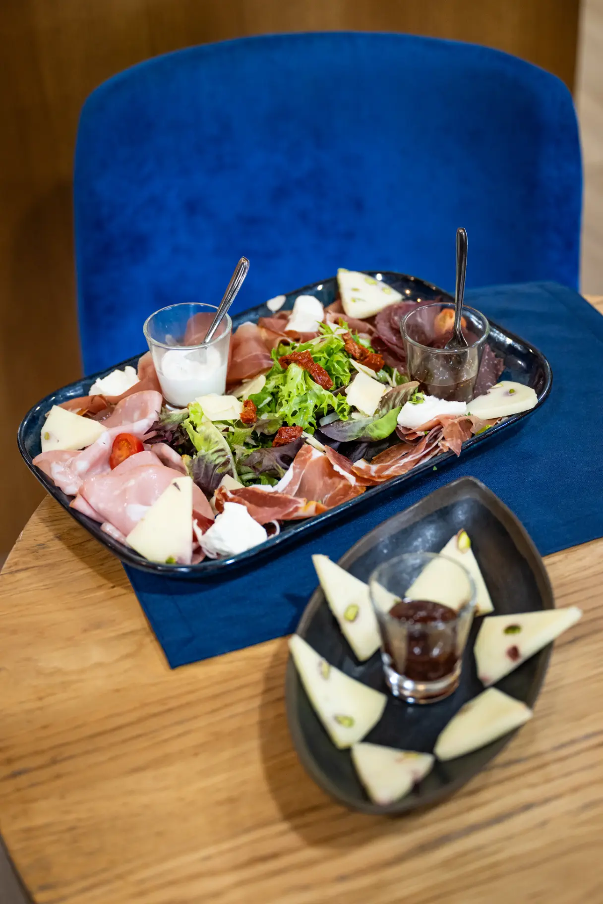 Planche d’antipasti du Casa Leya : charcuteries italiennes, pecorino et tomates cerises