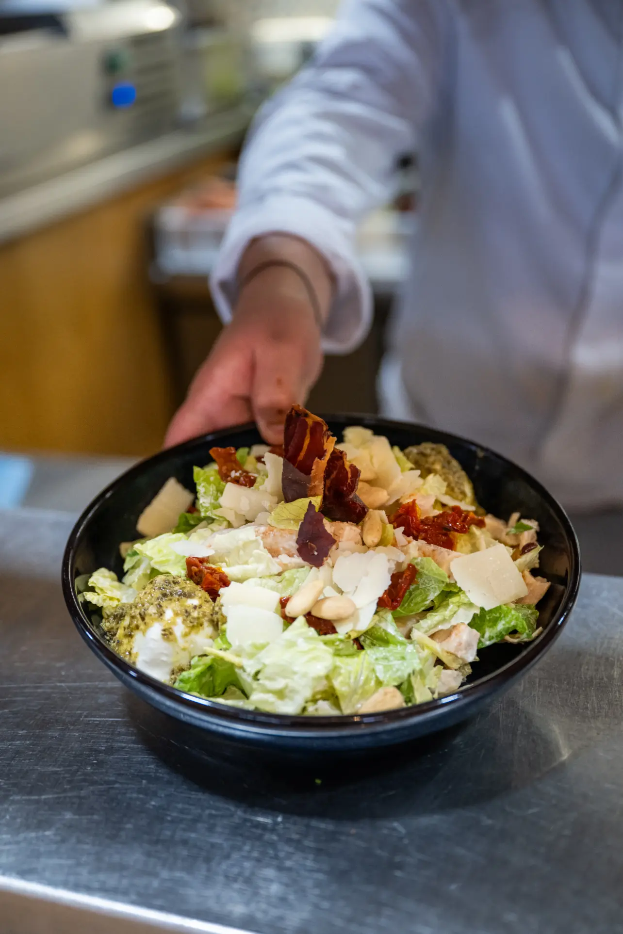 Salade César du Casa Leya : poulet, Grana Padano, chips de speck et amandes