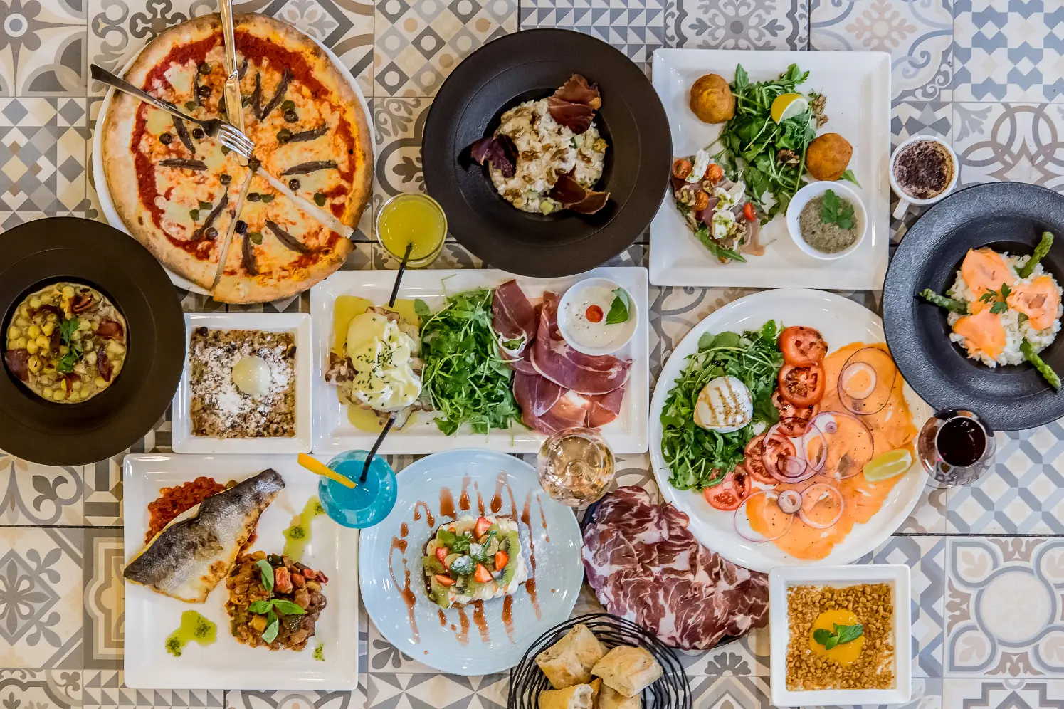 Grande tablée de plats italiens du Casa Leya vue du dessus