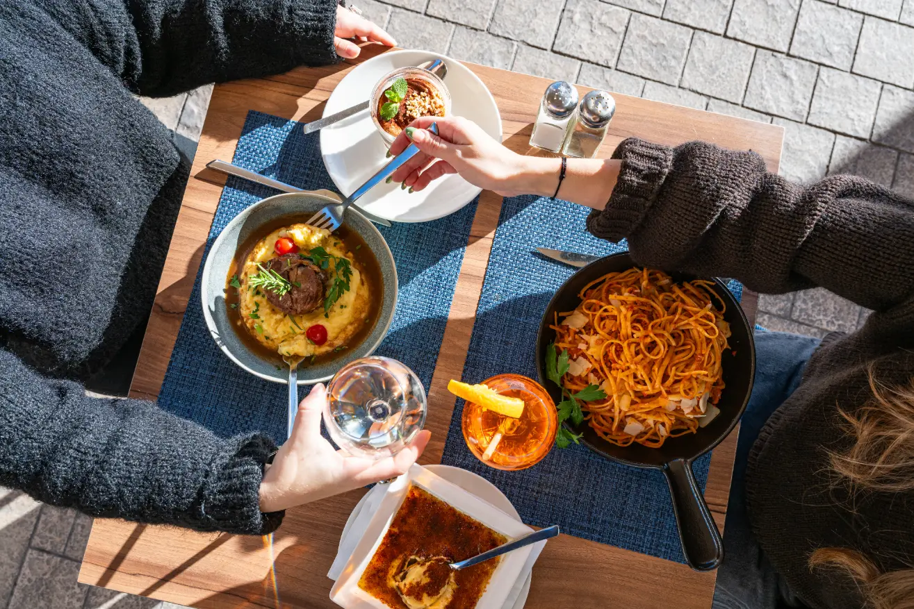 Table du Casa Leya vue du dessus : pâtes, filet de bœuf, tiramisù et spritz