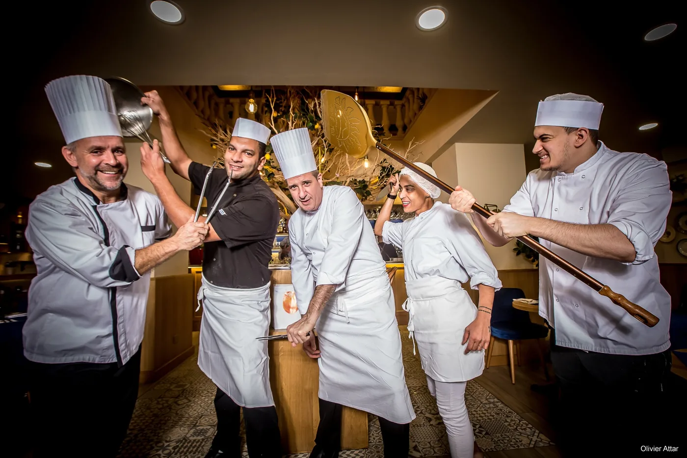 La brigade de cuisine du Casa Leya en pleine complicité, ustensiles à la main