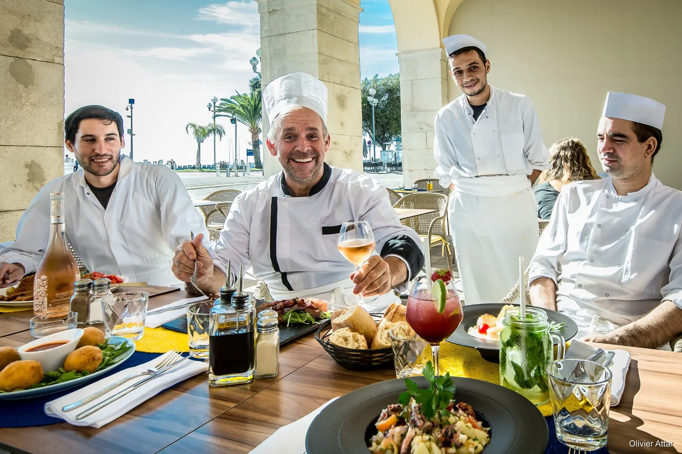 Les chefs du Casa Leya attablés en terrasse face à la Promenade des Anglais