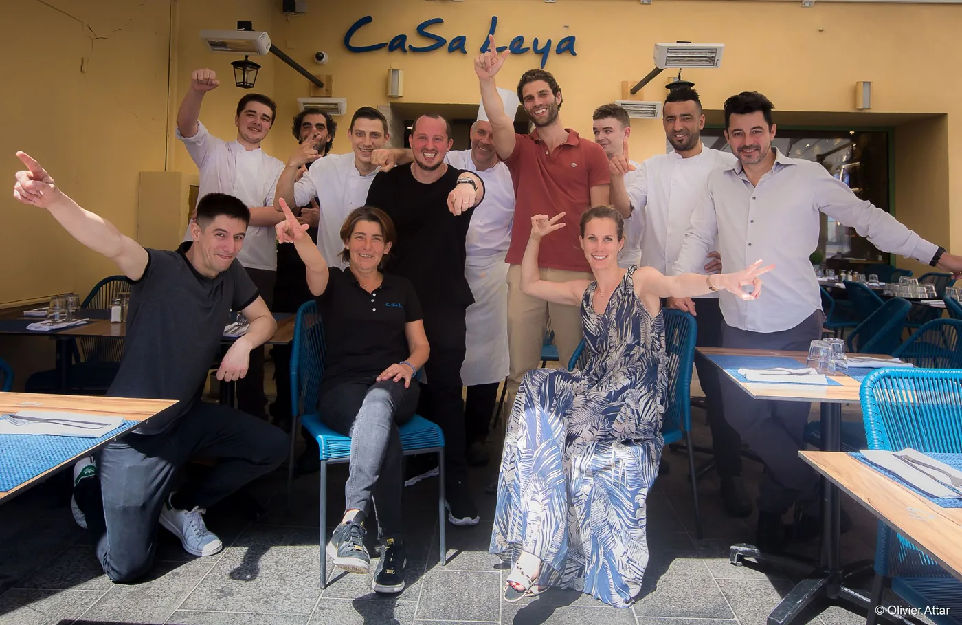 L'équipe du Casa Leya, complice, dans la salle du restaurant