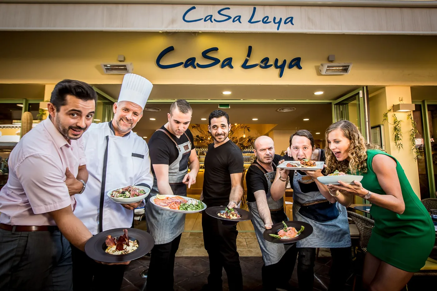L'équipe du Casa Leya sous l'enseigne, cours Saleya à Nice