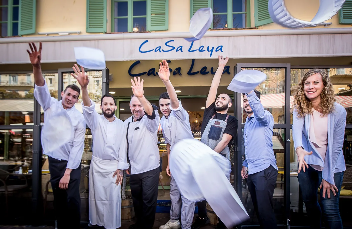 L'équipe du Casa Leya lance ses toques en l'air devant le restaurant