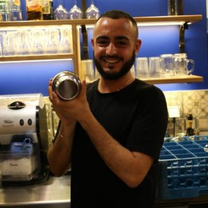 Image représentant un membre de l'équipe du Casa Leya, un chef de rang, Momo.