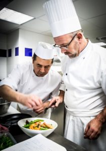 Image représentant un membre de l'équipe du Casa Leya, le chef de cuisine Dominique. Il est accompagné de son second, Mandor