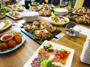 Image représentant un buffet disponible pour les groupes. Nous retrouvons des antipastis, des arancinis, des salades, des pizzas pour passer un moment convivial dans une bonne ambiance, autour d'un bon repas.