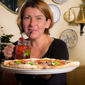 Image représentant un membre de l'équipe du Casa Leya, la chef de rang Delphine