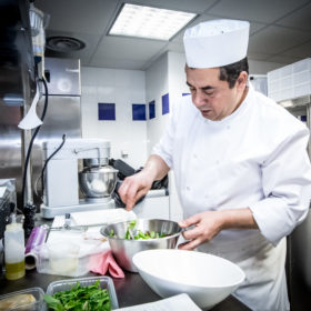 Image représentant un membre de l'équipe du Casa Leya, le second de cuisine Mandor