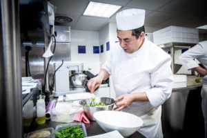 Image représentant un membre de l'équipe du Casa Leya, le second de cuisine Mandor