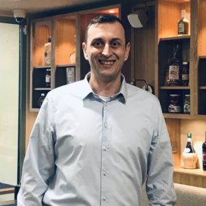 Image représentant un membre de l'équipe, Arnaud, le directeur adjoint du Casa Leya