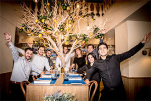 Image représentant les membres de l'équipe du Casa Leya autour du citronnier de l'entrée