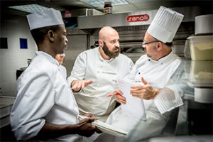 membre de l'équipe du Casa Leya, le chef cuisinier