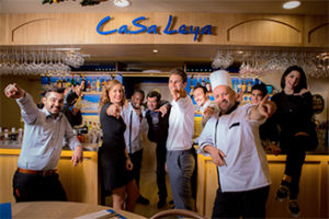 Image représentant une partie de l'équipe du Casa Leya devant le bar